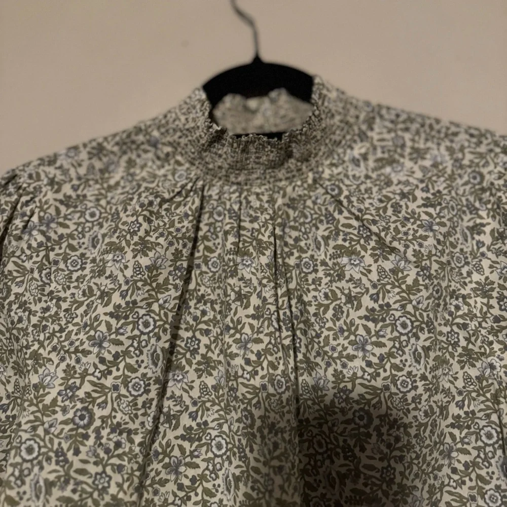 EUC Tuckernuck Hyacinth House Floral Smocked-Neck Long Sleeve Blouse 100% Cotton - Picture 5 of 14